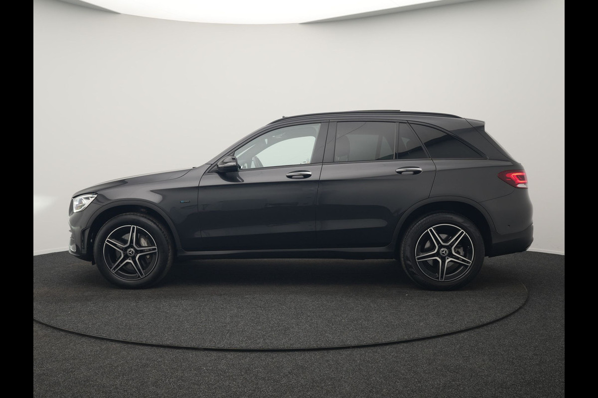 Mercedes-Benz GLC 300e 4MATIC AMG PHEV 320pk Dealer O.H | Panodak | Adaptive Cruise | Sportstoelen Memory | Burmester | AMG Exterieur | Head Up | Camera | Keyless | Plug In Hybrid |