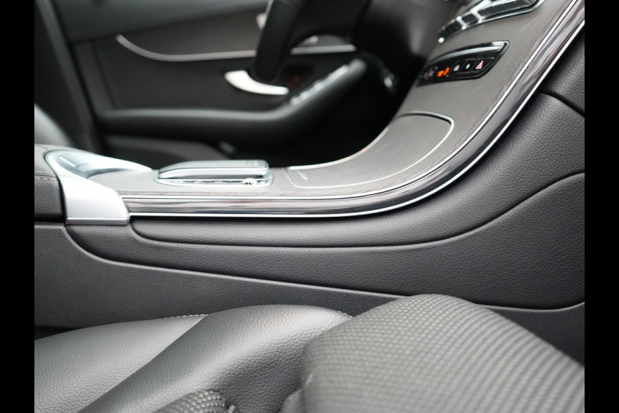 Mercedes-Benz GLC 300e 4MATIC AMG PHEV 320pk Dealer O.H | Panodak | Adaptive Cruise | Sportstoelen Memory | Burmester | AMG Exterieur | Head Up | Camera | Keyless | Plug In Hybrid |