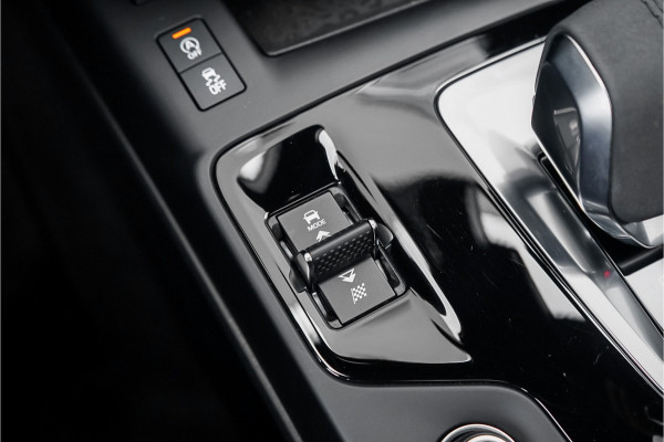 Jaguar E-Pace 1.5 P300e AWD R-Dynamic Pano CarPlay Leer