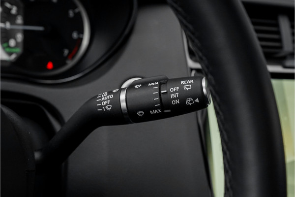 Jaguar E-Pace 1.5 P300e AWD R-Dynamic Pano CarPlay Leer