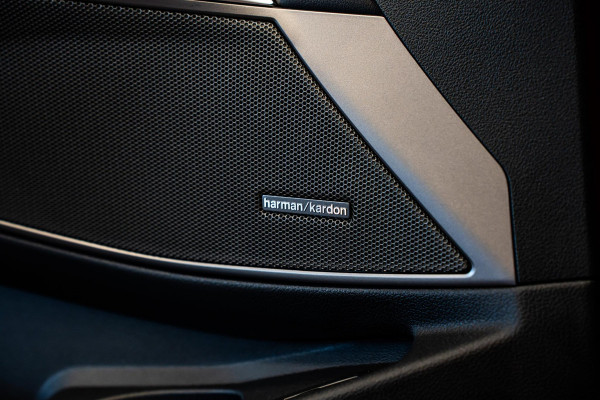 BMW M3 Touring 3-serie xDrive Competition *Sonderlackierung / M-Track Pack / Keramisch / Kuipstoelen / Harman Kardon / Carbon in & exterieur*