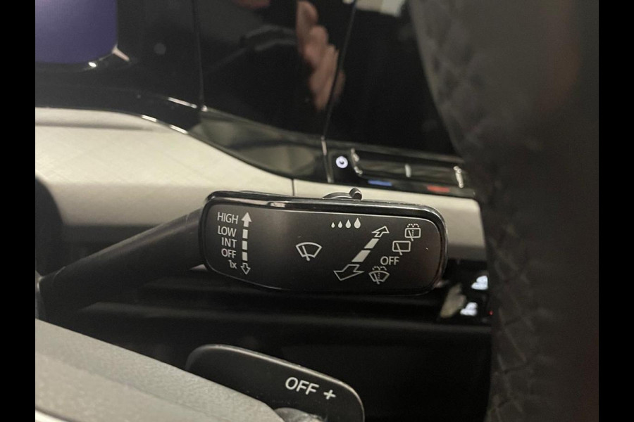 Volkswagen Golf 1.0 eTSI DSG Life Navigatie | Apple Carplay/Android Auto | Parkeersensoren  Adaptive Cruise Control | Sfeerverlichting | Virtual Cockpit | Climate Control | Lichtmetalen velgen