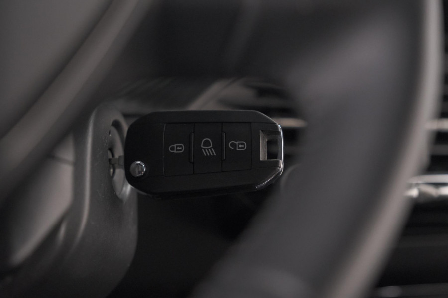 Peugeot 2008 1.2 Hybrid 136 Style | Apple Carplay | Parkeersensoren | Climate control