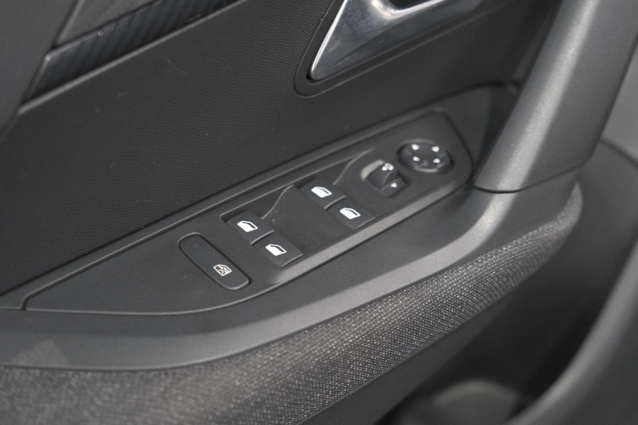 Peugeot 2008 1.2 Hybrid 136 Style | Apple Carplay | Parkeersensoren | Climate control