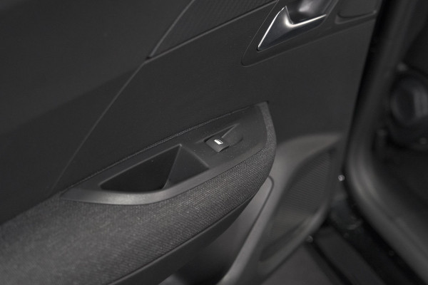 Peugeot 2008 1.2 Hybrid 136 Style | Apple Carplay | Parkeersensoren | Climate control
