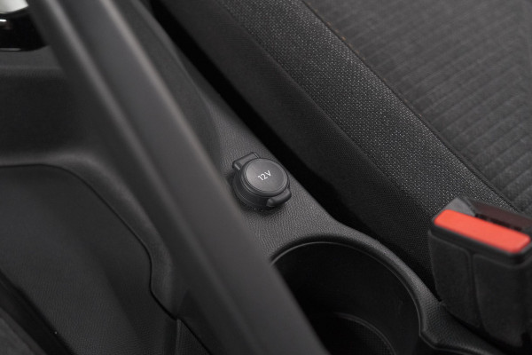 Peugeot 2008 1.2 Hybrid 136 Style | Apple Carplay | Parkeersensoren | Climate control