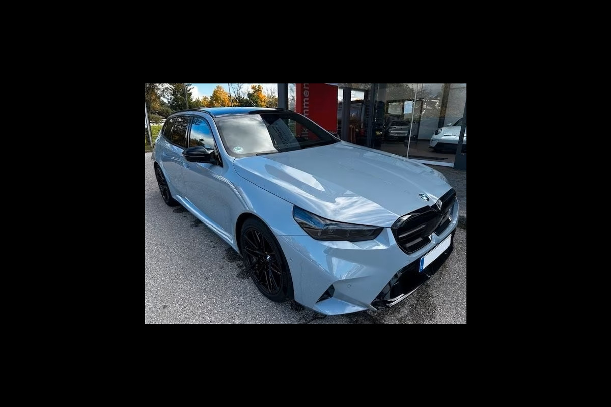 BMW M5 Touring ** M-DRIVER PACK (305 km/h), M-REMMEN, PANO, TREKH, MERINO LEDER, 20/21 INCH LMV ** 1e EIG - UNFALLFREI - Ex BMW AG ** ** INFORMEER OOK NAAR ONZE AANTREKKELIJKE FINANCIAL-LEASE TARIEVEN **
