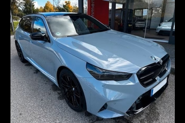 BMW M5 Touring ** M-DRIVER PACK (305 km/h), M-REMMEN, PANO, TREKH, MERINO LEDER, 20/21 INCH LMV ** 1e EIG - UNFALLFREI - Ex BMW AG ** ** INFORMEER OOK NAAR ONZE AANTREKKELIJKE FINANCIAL-LEASE TARIEVEN **