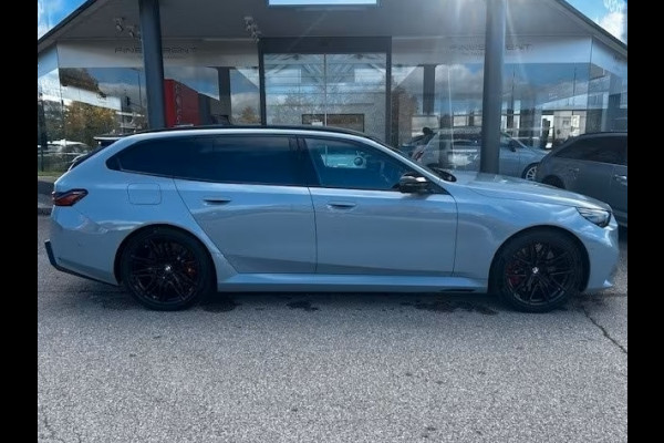 BMW M5 Touring ** M-DRIVER PACK (305 km/h), M-REMMEN, PANO, TREKH, MERINO LEDER, 20/21 INCH LMV ** 1e EIG - UNFALLFREI - Ex BMW AG ** ** INFORMEER OOK NAAR ONZE AANTREKKELIJKE FINANCIAL-LEASE TARIEVEN **