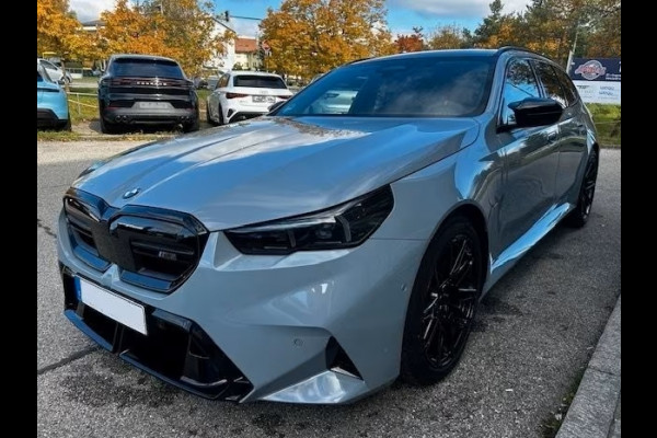 BMW M5 Touring ** M-DRIVER PACK (305 km/h), M-REMMEN, PANO, TREKH, MERINO LEDER, 20/21 INCH LMV ** 1e EIG - UNFALLFREI - Ex BMW AG ** ** INFORMEER OOK NAAR ONZE AANTREKKELIJKE FINANCIAL-LEASE TARIEVEN **