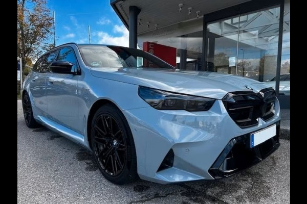 BMW M5 Touring ** M-DRIVER PACK (305 km/h), M-REMMEN, PANO, TREKH, MERINO LEDER, 20/21 INCH LMV ** 1e EIG - UNFALLFREI - Ex BMW AG ** ** INFORMEER OOK NAAR ONZE AANTREKKELIJKE FINANCIAL-LEASE TARIEVEN **