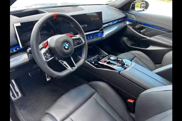 BMW M5 Touring ** M-DRIVER PACK (305 km/h), M-REMMEN, PANO, TREKH, MERINO LEDER, 20/21 INCH LMV ** 1e EIG - UNFALLFREI - Ex BMW AG ** ** INFORMEER OOK NAAR ONZE AANTREKKELIJKE FINANCIAL-LEASE TARIEVEN **