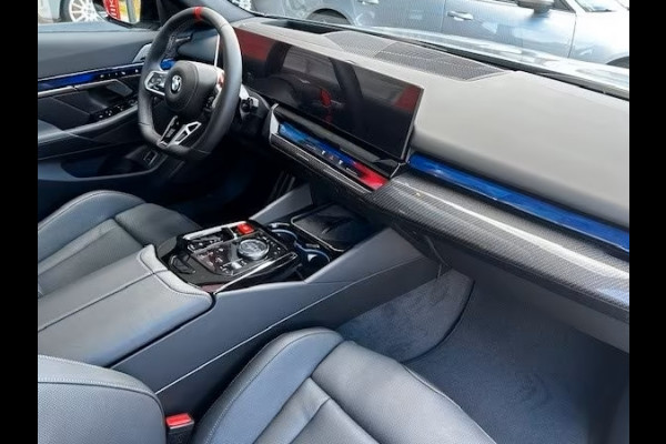 BMW M5 Touring ** M-DRIVER PACK (305 km/h), M-REMMEN, PANO, TREKH, MERINO LEDER, 20/21 INCH LMV ** 1e EIG - UNFALLFREI - Ex BMW AG ** ** INFORMEER OOK NAAR ONZE AANTREKKELIJKE FINANCIAL-LEASE TARIEVEN **