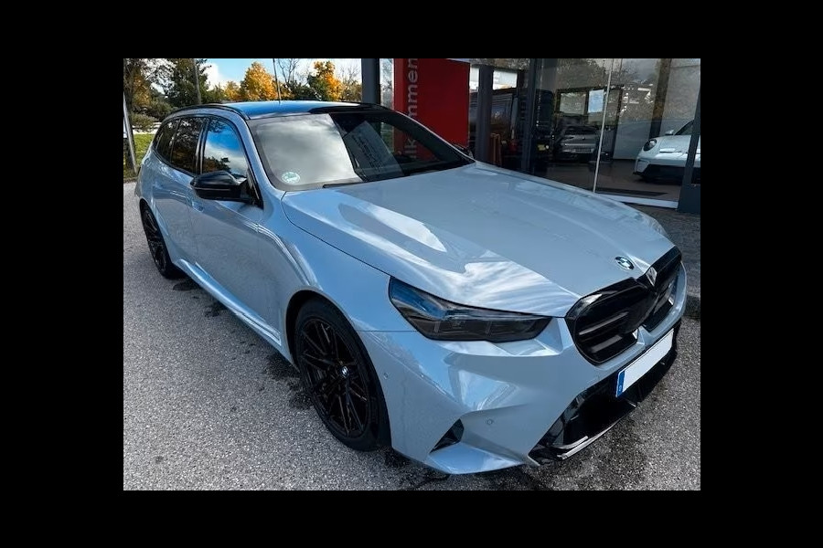 BMW M5 Touring ** M-DRIVER PACK (305 km/h), M-REMMEN, PANO, TREKH, MERINO LEDER, 20/21 INCH LMV ** 1e EIG - UNFALLFREI - Ex BMW AG ** ** INFORMEER OOK NAAR ONZE AANTREKKELIJKE FINANCIAL-LEASE TARIEVEN **