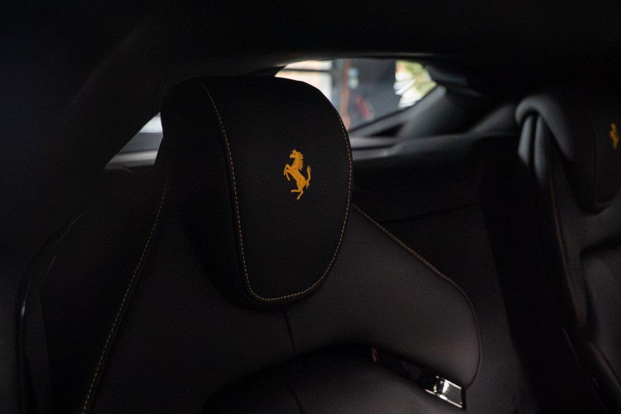 Ferrari Purosangue 6.5 V12 Full options! Nieuw! Alcantara Carbon exterieur & interieur Panoramadak Memory seats met massage functie Rondomzicht camera