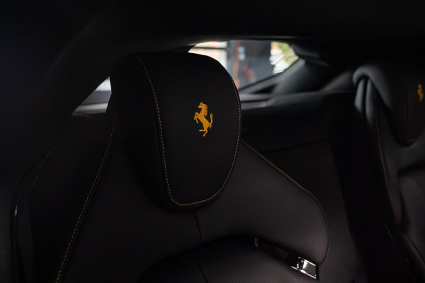 Ferrari Purosangue 6.5 V12 Full options! Nieuw! Alcantara Carbon exterieur & interieur Panoramadak Memory seats met massage functie Rondomzicht camera