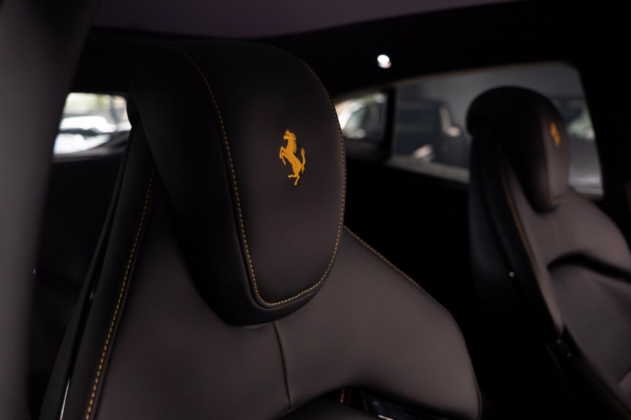 Ferrari Purosangue 6.5 V12 Full options! Nieuw! Alcantara Carbon exterieur & interieur Panoramadak Memory seats met massage functie Rondomzicht camera