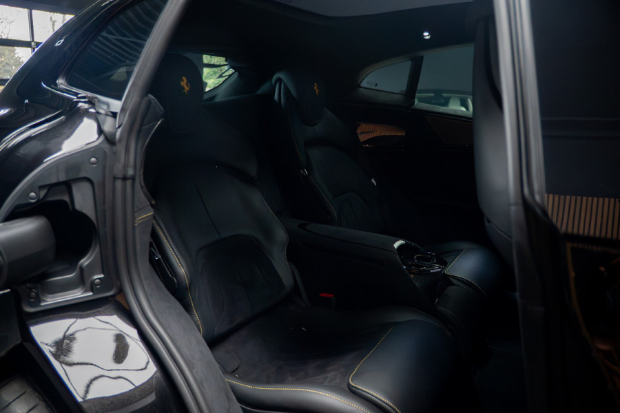 Ferrari Purosangue 6.5 V12 Full options! Nieuw! Alcantara Carbon exterieur & interieur Panoramadak Memory seats met massage functie Rondomzicht camera