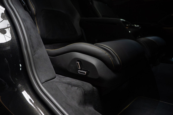 Ferrari Purosangue 6.5 V12 Full options! Nieuw! Alcantara Carbon exterieur & interieur Panoramadak Memory seats met massage functie Rondomzicht camera
