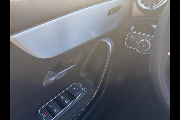 Mercedes-Benz A-Klasse 180 AMG Line | Pano | Sfeer | Stoelverw. | Camera | Trekhaak Electrisch |