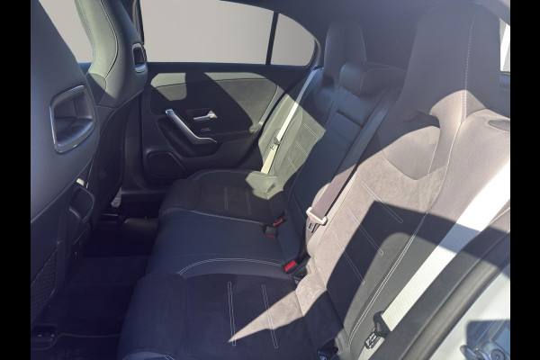 Mercedes-Benz A-Klasse 180 AMG Line | Pano | Sfeer | Stoelverw. | Camera | Trekhaak Electrisch |