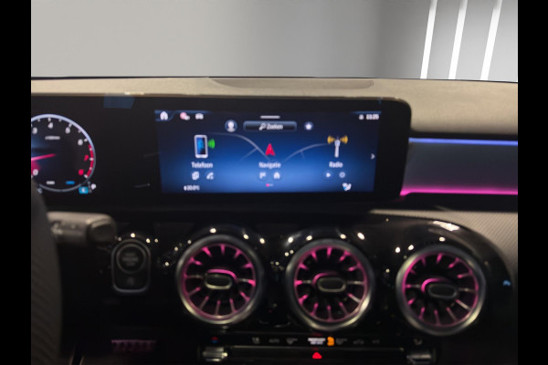 Mercedes-Benz A-Klasse 180 AMG Line | Pano | Sfeer | Stoelverw. | Camera | Trekhaak Electrisch |