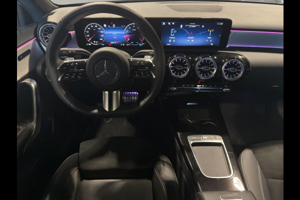 Mercedes-Benz A-Klasse 180 AMG Line | Pano | Sfeer | Stoelverw. | Camera | Trekhaak Electrisch |