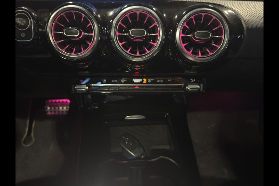 Mercedes-Benz A-Klasse 180 AMG Line | Pano | Sfeer | Stoelverw. | Camera | Trekhaak Electrisch |