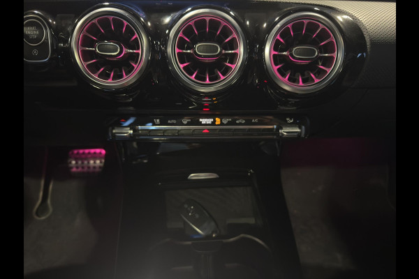 Mercedes-Benz A-Klasse 180 AMG Line | Pano | Sfeer | Stoelverw. | Camera | Trekhaak Electrisch |