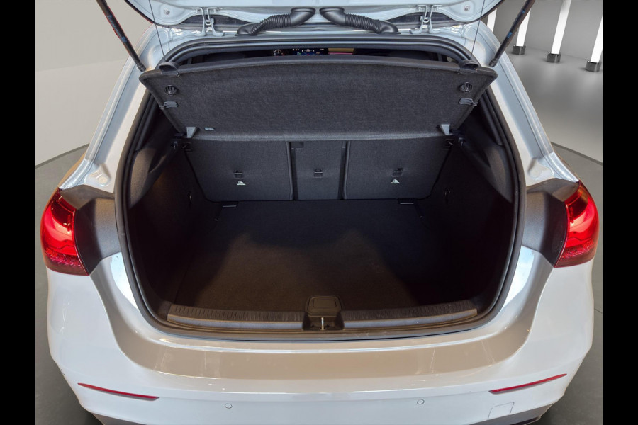 Mercedes-Benz A-Klasse 180 AMG Line | Pano | Sfeer | Stoelverw. | Camera | Trekhaak Electrisch |