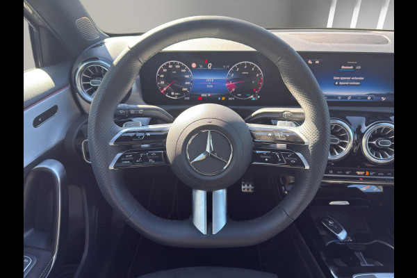 Mercedes-Benz A-Klasse 180 AMG Line | Pano | Sfeer | Stoelverw. | Camera | Trekhaak Electrisch |