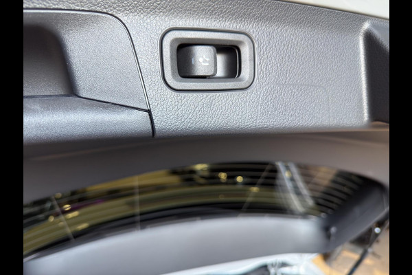 Mercedes-Benz A-Klasse 180 AMG Line | Pano | Sfeer | Stoelverw. | Camera | Trekhaak Electrisch |