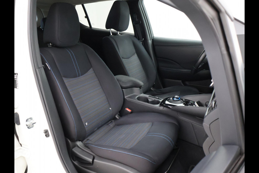 Nissan Leaf N-CONNECTA 40 kWh + 360 CAMERA | STOELVERW. | CARPLAY | NAVIGATIE | 17 INCH | STUURVERWARMING