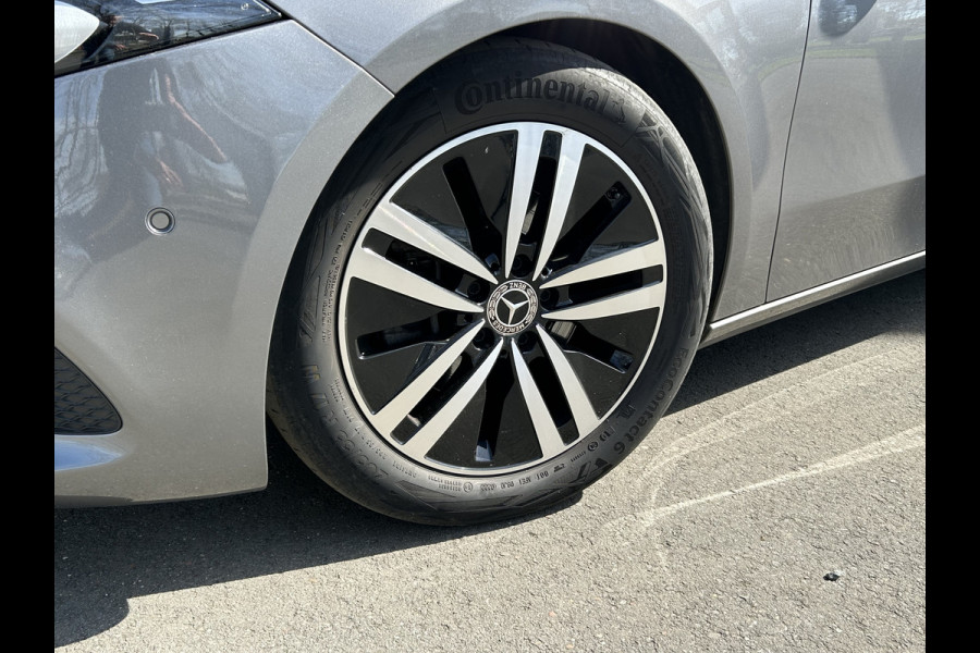 Mercedes-Benz A-Klasse 200 Luxury 164pk // Panoramadak // Carplay // Sfeerverlichting // MultiBeam LED // Keyless Entry // Camera // Advanced Audio