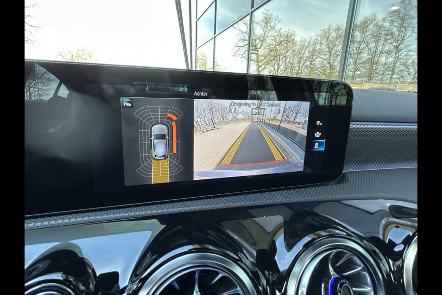 Mercedes-Benz A-Klasse 200 Luxury 164pk // Panoramadak // Carplay // Sfeerverlichting // MultiBeam LED // Keyless Entry // Camera // Advanced Audio