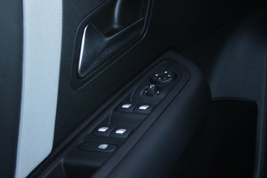 Citroën C4 C4 1.2 HYbrid 145PK MAX | HEAD UP DISPLAY | CAMERA VOOR + ACHTER | NAVIGATIE | DRAADLOZE TELEFOONLADER | FULL LED KOPLAMPEN | DRAADLOZE APPLE CARPLAY/ANDROID AUTO | 18" LICHTMETALEN VELGEN | ADAPTIVE CRUISE CONTROL | CLIMATE CONTROL | LEDEREN BEKLEDING | DAB+ RADIO | KEYLESS ENTRY/START |