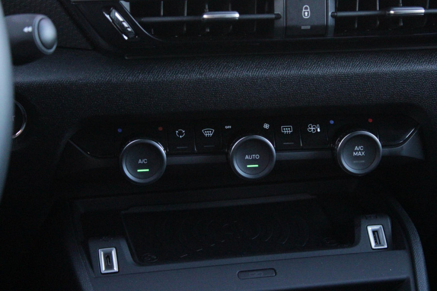 Citroën C4 C4 1.2 HYbrid 145PK MAX | HEAD UP DISPLAY | CAMERA VOOR + ACHTER | NAVIGATIE | DRAADLOZE TELEFOONLADER | FULL LED KOPLAMPEN | DRAADLOZE APPLE CARPLAY/ANDROID AUTO | 18" LICHTMETALEN VELGEN | ADAPTIVE CRUISE CONTROL | CLIMATE CONTROL | LEDEREN BEKLEDING | DAB+ RADIO | KEYLESS ENTRY/START |