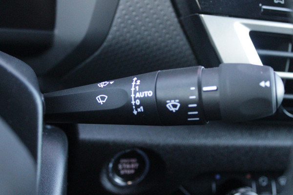 Citroën C4 C4 1.2 HYbrid 145PK MAX | HEAD UP DISPLAY | CAMERA VOOR + ACHTER | NAVIGATIE | DRAADLOZE TELEFOONLADER | FULL LED KOPLAMPEN | DRAADLOZE APPLE CARPLAY/ANDROID AUTO | 18" LICHTMETALEN VELGEN | ADAPTIVE CRUISE CONTROL | CLIMATE CONTROL | LEDEREN BEKLEDING | DAB+ RADIO | KEYLESS ENTRY/START |