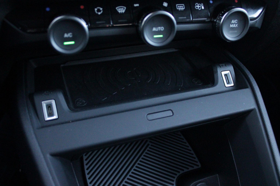 Citroën C4 C4 1.2 HYbrid 145PK MAX | HEAD UP DISPLAY | CAMERA VOOR + ACHTER | NAVIGATIE | DRAADLOZE TELEFOONLADER | FULL LED KOPLAMPEN | DRAADLOZE APPLE CARPLAY/ANDROID AUTO | 18" LICHTMETALEN VELGEN | ADAPTIVE CRUISE CONTROL | CLIMATE CONTROL | LEDEREN BEKLEDING | DAB+ RADIO | KEYLESS ENTRY/START |