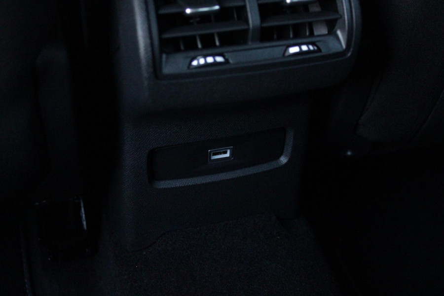 Citroën C4 C4 1.2 HYbrid 145PK MAX | HEAD UP DISPLAY | CAMERA VOOR + ACHTER | NAVIGATIE | DRAADLOZE TELEFOONLADER | FULL LED KOPLAMPEN | DRAADLOZE APPLE CARPLAY/ANDROID AUTO | 18" LICHTMETALEN VELGEN | ADAPTIVE CRUISE CONTROL | CLIMATE CONTROL | LEDEREN BEKLEDING | DAB+ RADIO | KEYLESS ENTRY/START |