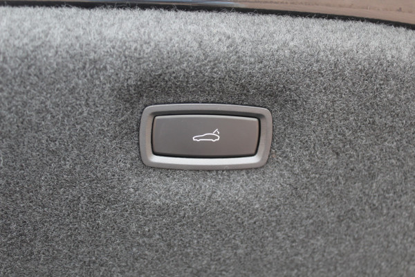 Porsche Taycan Performance 84 kWh / SoH 92% / Panoramadak / Camera / Luchtvering / 20'' / Leder / Stoelverwarming / DAB / ACC