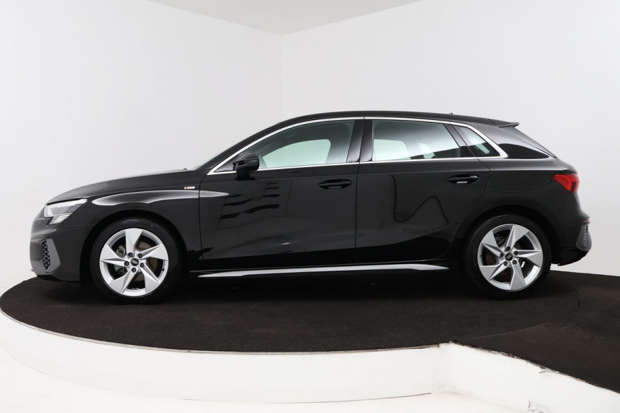 Audi A3 Sportback 30 TFSI S edition (DIGITALE COCKPIT, STOELVERWARMING, CRUISE ADAPTIEF, NAVIGATIE, PARKEERSENSOREN)