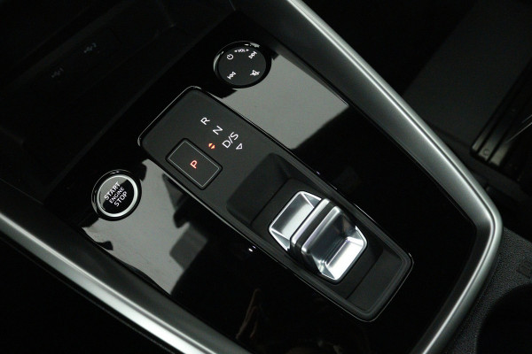 Audi A3 Sportback 30 TFSI S edition (DIGITALE COCKPIT, STOELVERWARMING, CRUISE ADAPTIEF, NAVIGATIE, PARKEERSENSOREN)