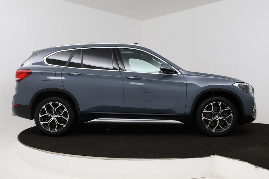 BMW X1 SDrive20i VDL Nedcar Edition (PANORAMADAK, TREKHAAK, SFEERVERLICHTING, CAMERA, STOELVERWARMING, DEALER ONDERHOUDEN)