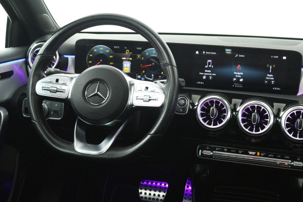 Mercedes-Benz A-Klasse 180 Business Solution AMG (PANORAMADAK, TREKHAAK AFNEEMBAAR, STOELVERWARMING, SFEERVERLICHTING, CAMERA)