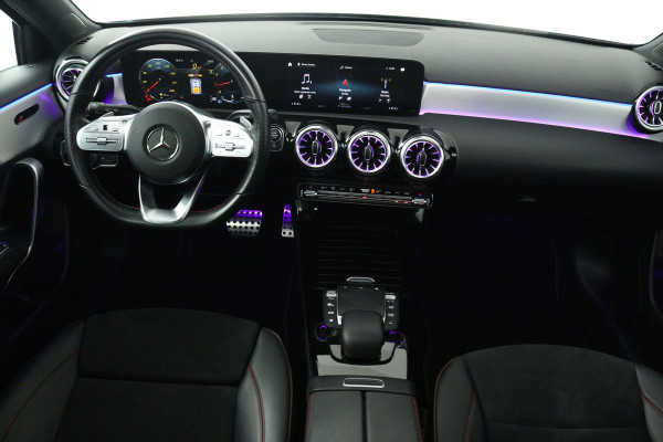 Mercedes-Benz A-Klasse 180 Business Solution AMG (PANORAMADAK, TREKHAAK AFNEEMBAAR, STOELVERWARMING, SFEERVERLICHTING, CAMERA)