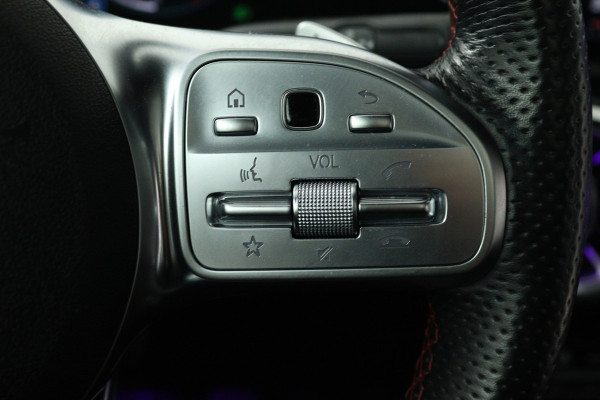 Mercedes-Benz A-Klasse 180 Business Solution AMG (PANORAMADAK, TREKHAAK AFNEEMBAAR, STOELVERWARMING, SFEERVERLICHTING, CAMERA)