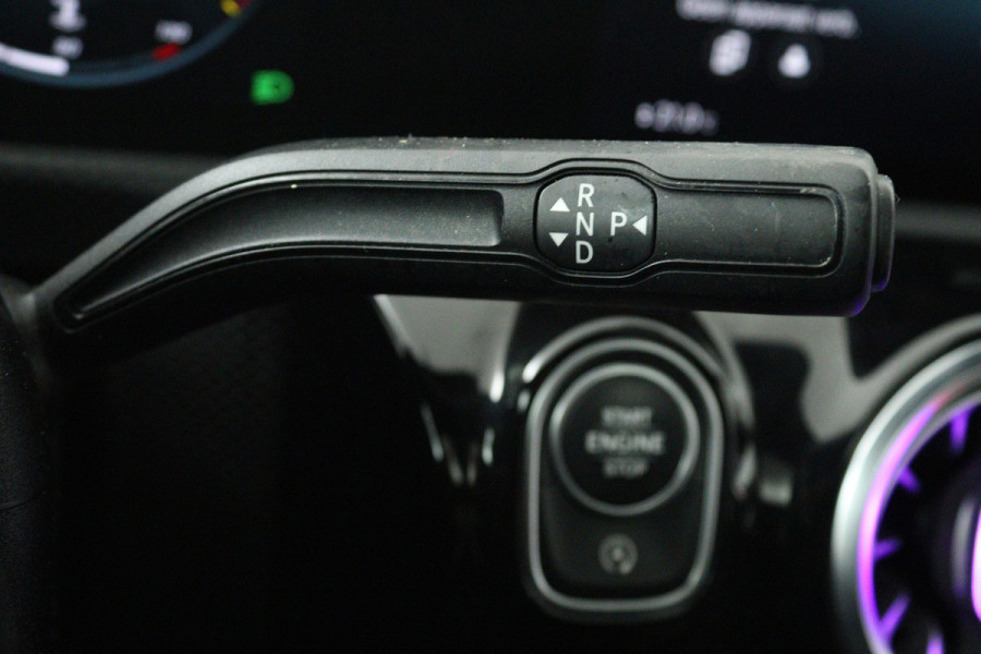 Mercedes-Benz A-Klasse 180 Business Solution AMG (PANORAMADAK, TREKHAAK AFNEEMBAAR, STOELVERWARMING, SFEERVERLICHTING, CAMERA)