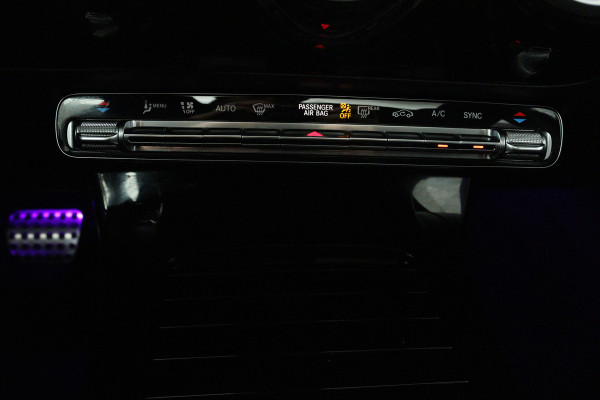 Mercedes-Benz A-Klasse 180 Business Solution AMG (PANORAMADAK, TREKHAAK AFNEEMBAAR, STOELVERWARMING, SFEERVERLICHTING, CAMERA)