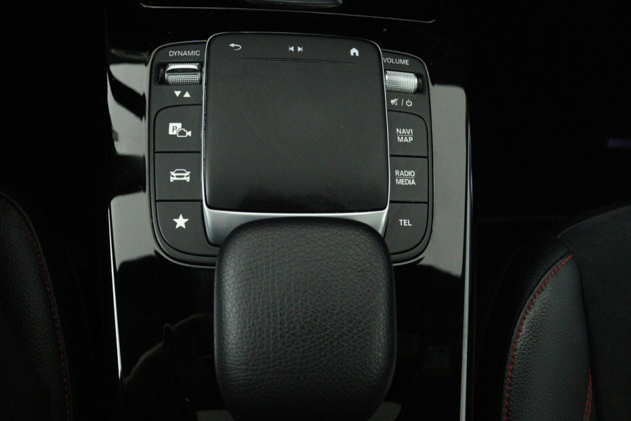 Mercedes-Benz A-Klasse 180 Business Solution AMG (PANORAMADAK, TREKHAAK AFNEEMBAAR, STOELVERWARMING, SFEERVERLICHTING, CAMERA)